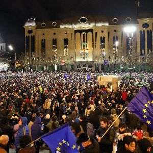 Marée humaine à Tbilissi suite à la suspension de la demande d'adhésion de la Géorgie à l'UE