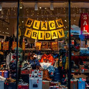 Préparation intense des enseignes pour le Black Friday