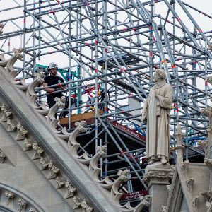 "Reconstruction miraculeuse de Notre-Dame de Paris en cinq ans"