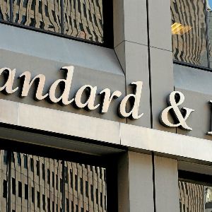 S&P maintient la note AA- de la France malgré les risques