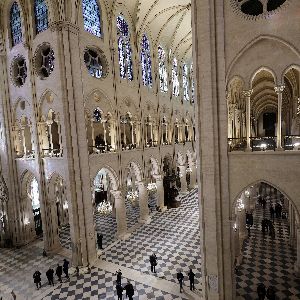 Visite d'Emmanuel Macron à Notre-Dame : Que révèle la renaissance de la cathédrale ?