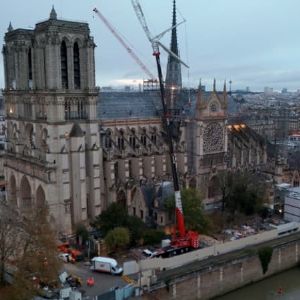 "Visite d'Emmanuel Macron : Notre-Dame de Paris dévoile sa restauration avant la réouverture"