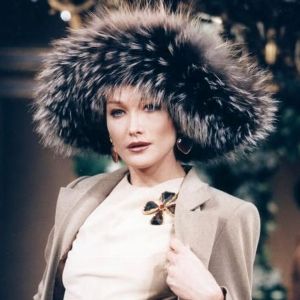 Carla Bruni met la chapka à la mode : Adoptez ce couvre-chef iconique pour un hiver stylé !