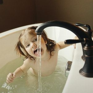 Devrait-on donner un bain quotidien à son enfant ? Le débat fait rage.