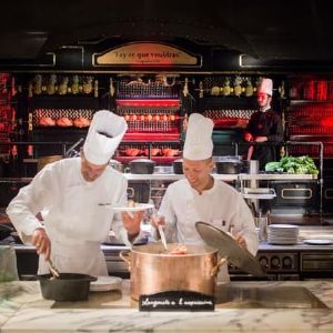 "Les Grands Buffets à Narbonne : pionnier de la semaine de travail réduite et du bien-être au travail"