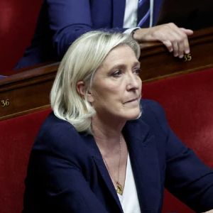 Marine Le Pen propose des négociations pour éviter la censure du budget