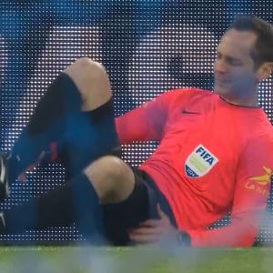 Blessure d'un arbitre assistant suite à un tacle : obligé de quitter le terrain lors du match OM-Monaco.