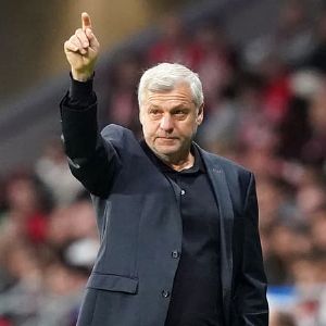 Bruno Genesio répond avec humour à Julien Cazarre sur son état de forme avant le match contre Montpellier