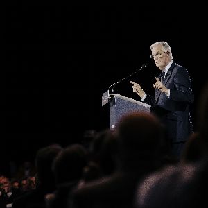 "Face à un débat chaotique au Parlement, Barnier se tourne vers l'opinion publique"