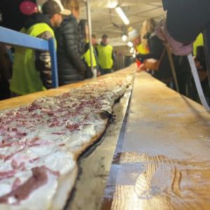 Record battu à Dorlisheim avec la plus grande tarte flambée de 45,85 mètres pour le Téléthon