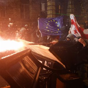 Répression policière en Géorgie contre les manifestants pro-UE : troisième soirée de heurts devant le Parlement