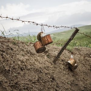 "Roman «Rouge» : une histoire d'amour en pleine guerre au Haut-Karabakh"