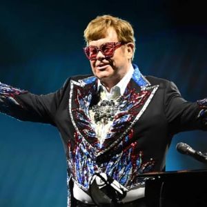 Elton John donne des nouvelles sur sa guérison après une infection à l'œil