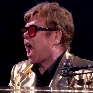 Elton John, impacté par une infection oculaire contractée en France, perd la vue pendant ses vacances