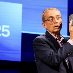 Intel secoué par le départ brutal de son PDG en pleine crise et licenciements massifs