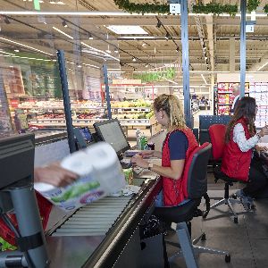 L'impact des décisions des Mulliez sur les caissières d'Auchan et les dividendes de Decathlon