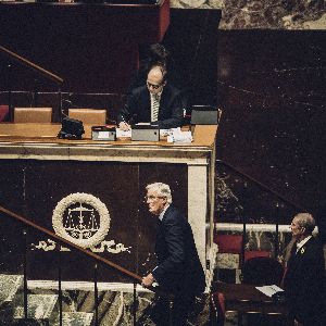 "Le 49.3 : jeu dangereux de Barnier avec l'extrême droite et fin inévitable"