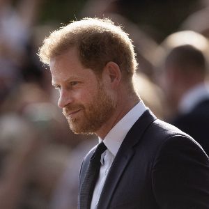 Le prince Harry aurait demandé de retarder l'annonce du décès de la reine Elizabeth II à la famille royale, selon un proche