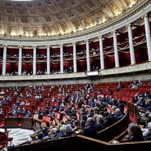 Les partis politiques déposent des motions de censure contre Michel Barnier