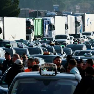 Mobilisation des taxis dans le Var, péage de Bandol bloqué