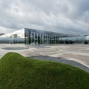 "Nouvelle exposition à la Galerie du temps du Louvre-Lens : un voyage artistique entre préhistoire et art contemporain"