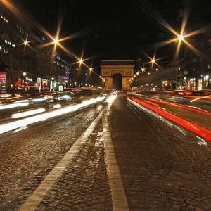 Paris : la maire du 8e alerte sur la montée en puissance de la consommation de protoxyde d'azote sur les Champs-Élysées