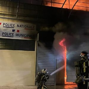 Adolescent de 15 ans condamné à trois ans de placement en centre éducatif pour incendie d'un poste de police à Nîmes