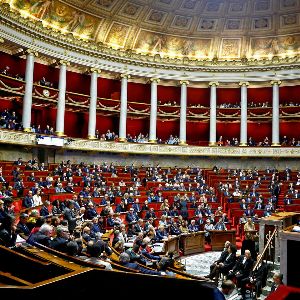 Députés NFP hésitants devant leur motion de censure