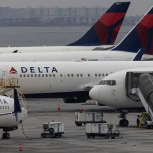 "Deux agents de bord de Delta Airlines expulsés pour intoxication à l'alcool"