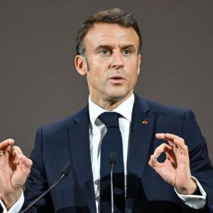 Emmanuel Macron affirme qu'il restera président jusqu'à la fin de son mandat malgré les appels à sa démission