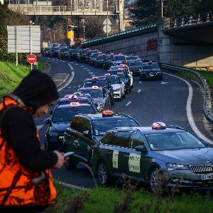 Intervention des CRS pour débloquer les accès bloqués par les taxis autour de Lyon