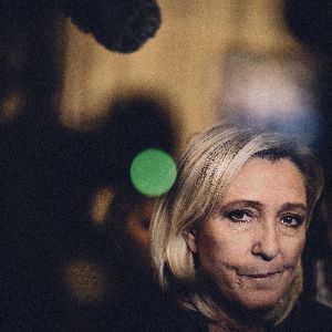 "Le Rassemblement National critiqué pour son alliance avec la gauche dans la censure du gouvernement"