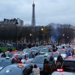 Manifestation de 500 taxis près de l'Assemblée nationale à Paris