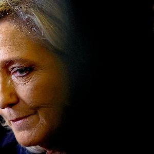 Marine Le Pen agit avec fermeté envers Barnier et tolérance envers LFI