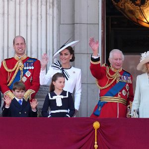 "Pourquoi les cadeaux de Noël de Kate, William et Charles III ne sont pas sous le sapin traditionnel ?"