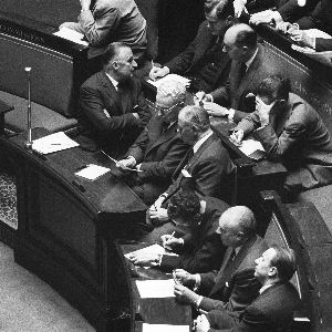 "Renversement de gouvernement en France : retour sur la motion de censure d'octobre 1962"