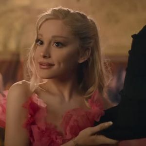 Ariana Grande décroche enfin le rôle de la gentille sorcière Galinda dans "Wicked"