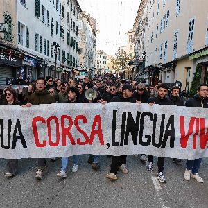 Colère de la jeunesse corse contre l'interdiction de la langue corse dans les instances publiques