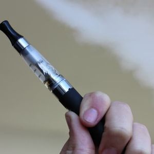 Étude : Vapoter tout en continuant à fumer diminue les chances de se sevrer du tabac