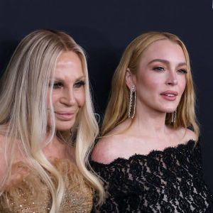 Le nouveau visage spectaculaire de Donatella Versace choque ses fans