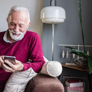 Les seniors accros aux smartphones et aux jeux en ligne : partagez votre témoignage !