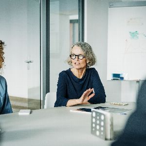 Les seniors délaissés au travail : l'alerte de la Défenseure des droits