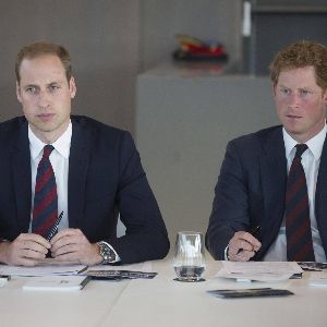 Prince William réprimande son frère Harry à son arrivée à Eton College