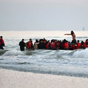 Sauvetage de 85 migrants en détresse lors d'une traversée périlleuse de la Manche