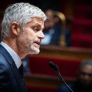 Soutien discret de Laurent Wauquiez à Michel Barnier lors de la motion de censure