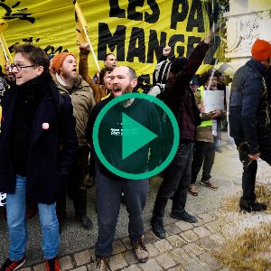 Action choc de la Confédération paysanne devant le Grand Palais à Paris contre les géants du commerce des céréales