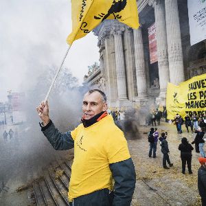 Action surprise des agriculteurs de la Confédération paysanne contre le Mercosur à Paris