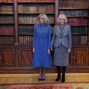 "Brigitte Macron offre un cadeau à la Reine Camilla lors d'une cérémonie littéraire"