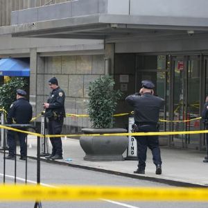 Chasse à l'homme pour retrouver le meurtrier du patron d'UnitedHealthcare à New York