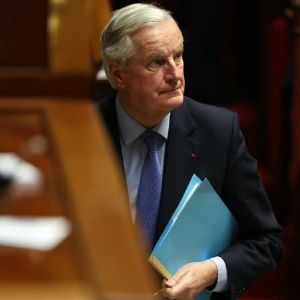 Démission de Michel Barnier acceptée par Emmanuel Macron suite à une motion de censure